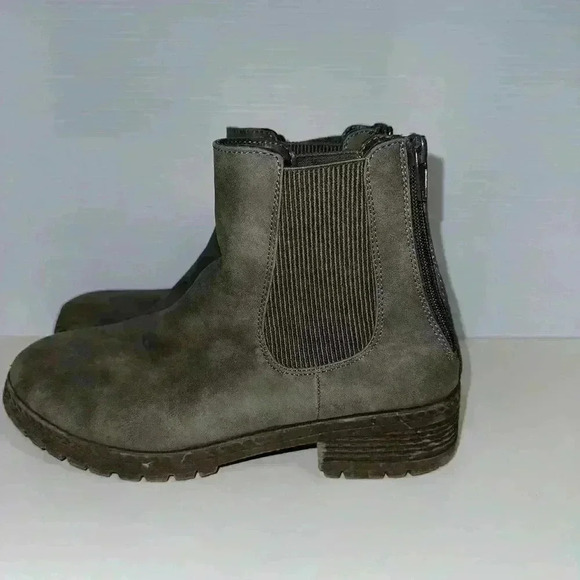 Maurice’s Smokey Grey Ankle Bootie with Zippers on the back. Women’s Size 7 1/2. - Picture 4 of 13